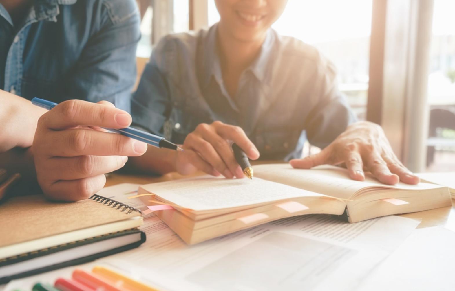 Equipo de revynquora trabajando en planificación financiera empresarial